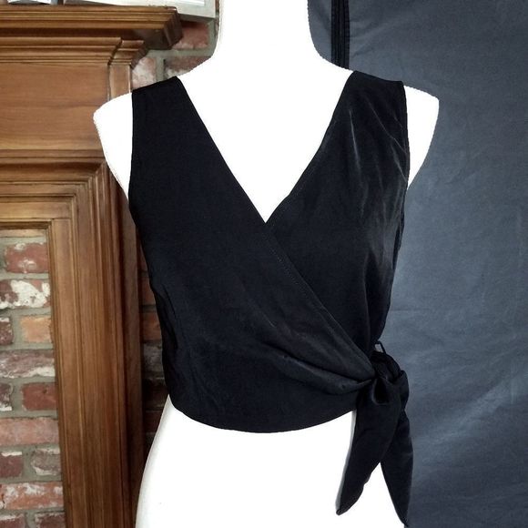 Momni Wrap Around Cropped Blouse - Picture 2 of 7